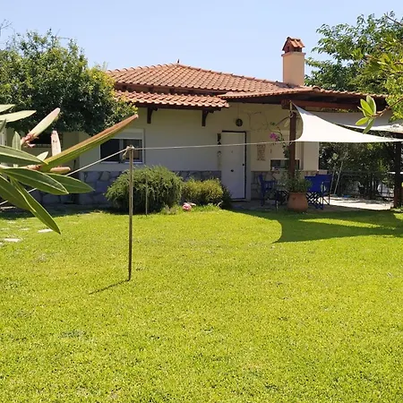 Summer House 150m From The For 5 Persons. Case de vacanță Sozopoli