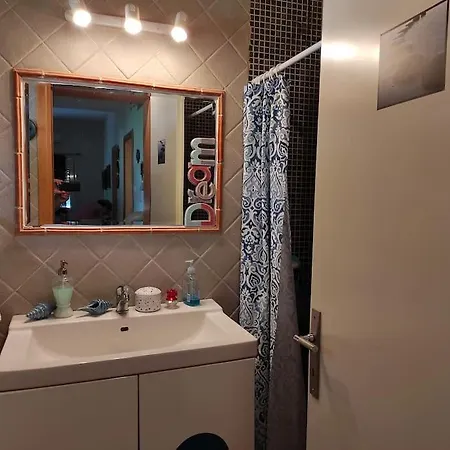 Summer House 150m From The For 5 Persons. بيت للعطل *