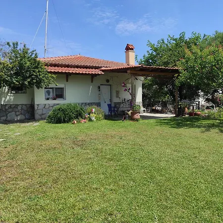 Summer House 150m From The For 5 Persons. بيت للعطل *